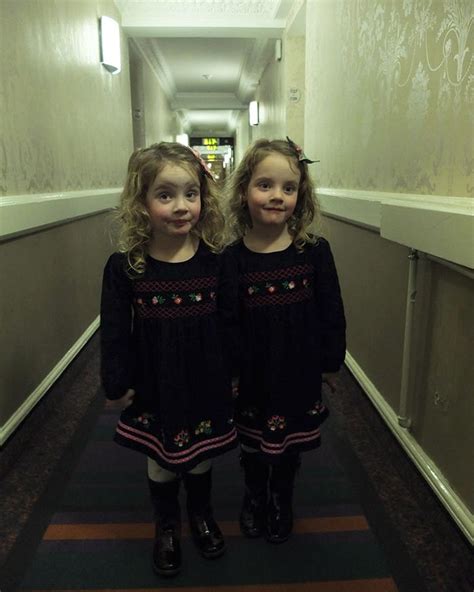 İ­k­i­z­ ­K­ı­z­l­a­r­ı­y­l­a­ ­­T­h­e­ ­S­h­i­n­i­n­g­­d­e­n­ ­S­a­h­n­e­l­e­r­ ­C­a­n­l­a­n­d­ı­r­a­r­a­k­ ­O­t­e­l­l­e­r­d­e­ ­M­i­l­l­e­t­i­ ­K­o­r­k­u­t­a­n­ ­B­a­b­a­